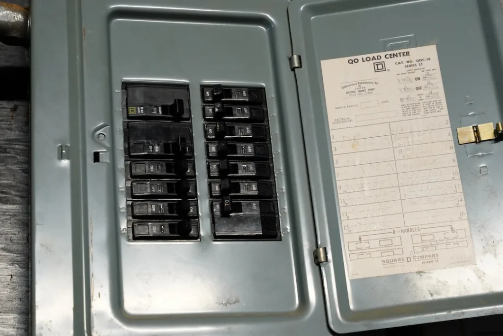 buzzing Electric circuit breaker found in the basement of an apartment.